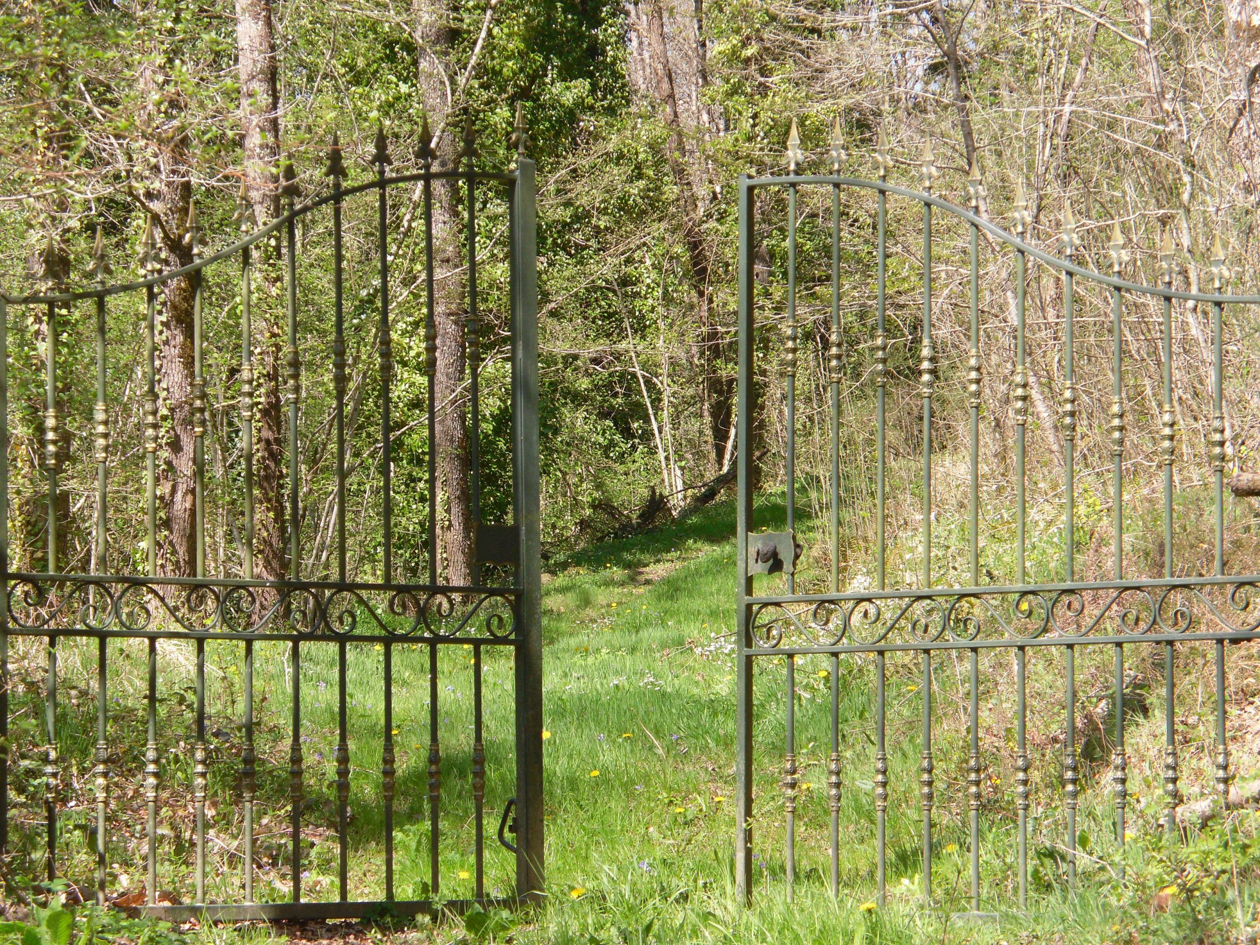 Portail entrouvert, symbole de passage vers le changement et le renouveau